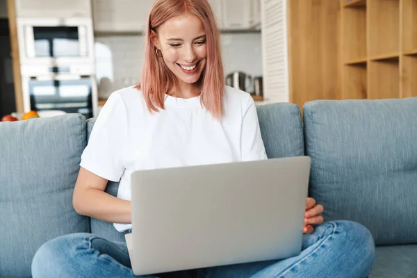 Imagem Bela Mulher Feliz Trabalhando Com Laptop Sorrindo Enquanto Sentado — Fotografia de Stock