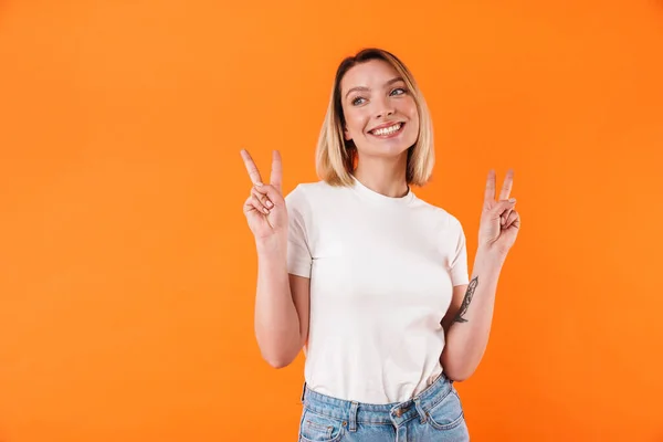 Imagem Mulher Caucasiana Alegre Sorrindo Sinal Paz Gestual Isolado Sobre — Fotografia de Stock