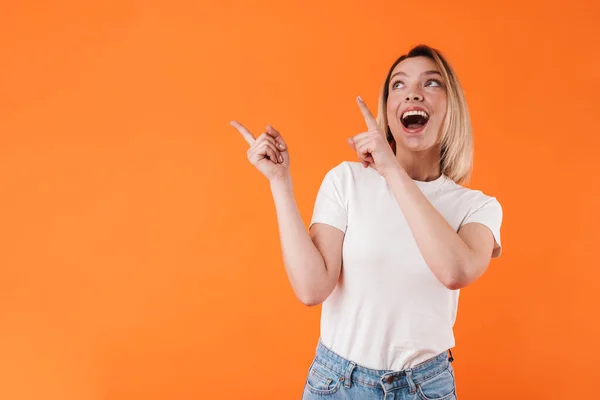 Imagen Mujer Caucásica Excitada Sonriendo Señalando Los Dedos Hacia Arriba — Foto de Stock