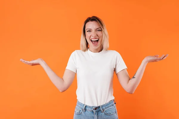 Imagen Alegre Mujer Caucásica Riendo Sosteniendo Copyspace Aislado Sobre Fondo — Foto de Stock