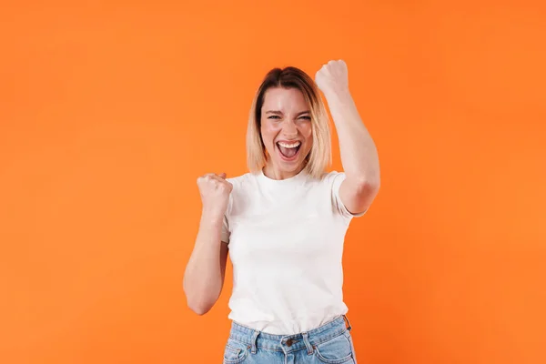 Imagen Joven Mujer Encantada Riendo Haciendo Gesto Ganador Aislado Sobre — Foto de Stock