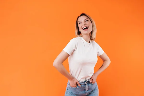 Imagem Mulher Bonita Alegre Rindo Posando Com Mãos Bolsos Isolados — Fotografia de Stock