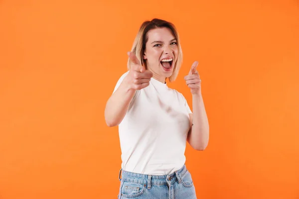 Imagen Mujer Atractiva Emocionada Riendo Señalando Con Los Dedos Cámara — Foto de Stock