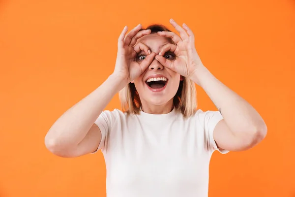 Obraz Podekscytowany Atrakcyjne Kobieta Uśmiecha Się Gestykulując Znak Izolowane Pomarańczowym — Zdjęcie stockowe