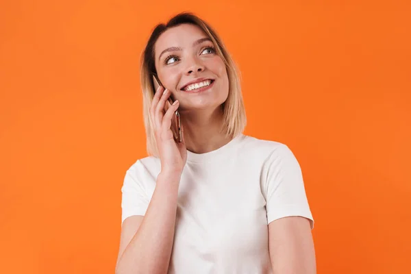 Image Une Femme Heureuse Séduisante Souriant Tout Parlant Sur Téléphone — Photo