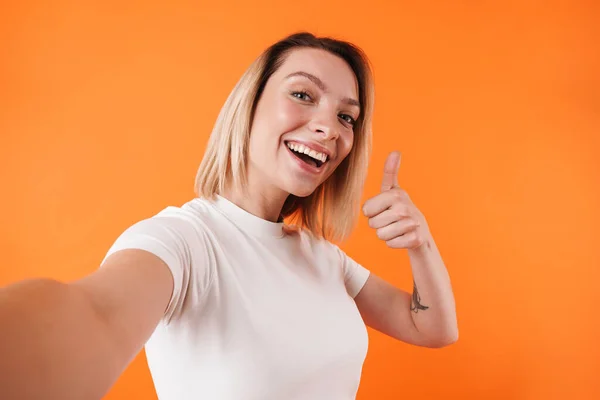 Imagen Una Mujer Feliz Agradable Mostrando Pulgar Hacia Arriba Mientras — Foto de Stock