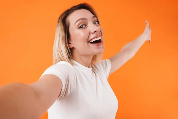 Imagen Mujer Linda Emocionada Sonriendo Mientras Toma Foto Autofoto Aislada — Foto de Stock