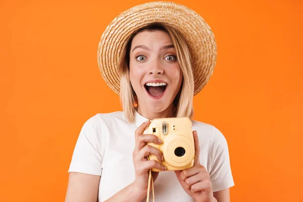 Retrato Encantadora Joven Rubia Alegre Con Ropa Casual Pie Aislado — Foto de Stock