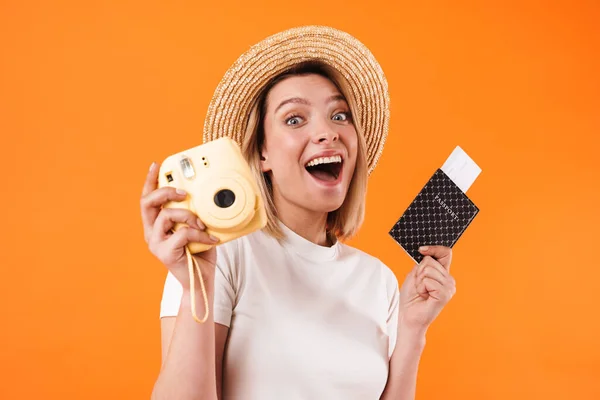 Image Smiling Woman Straw Hat Holding Passport Tickets Camera Isolated — Stock Photo, Image