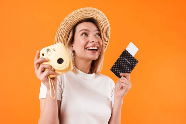 Obrázek Usmívající Ženy Slamáku Drží Pas Lístky Fotoaparát Izolované Přes — Stock fotografie
