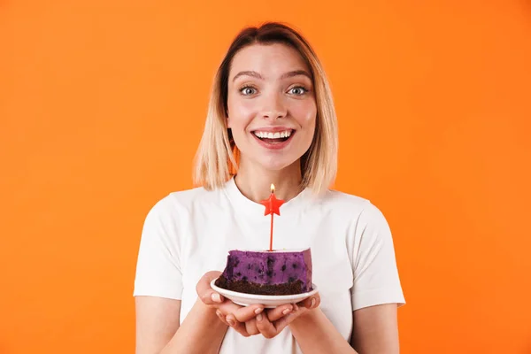 Imagen Joven Emocionada Sonriendo Mientras Sostiene Torta Con Vela Aislada — Foto de Stock