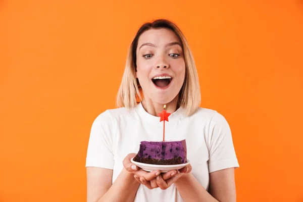 Imagen Joven Feliz Soplando Vela Torta Aislada Sobre Fondo Naranja — Foto de Stock