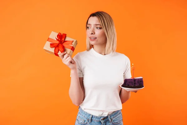 Imagen Una Joven Confundida Sosteniendo Pastel Con Vela Caja Regalo — Foto de Stock