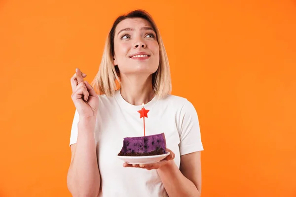 Imagen Una Joven Excitada Con Los Dedos Cruzados Sosteniendo Pastel — Foto de Stock