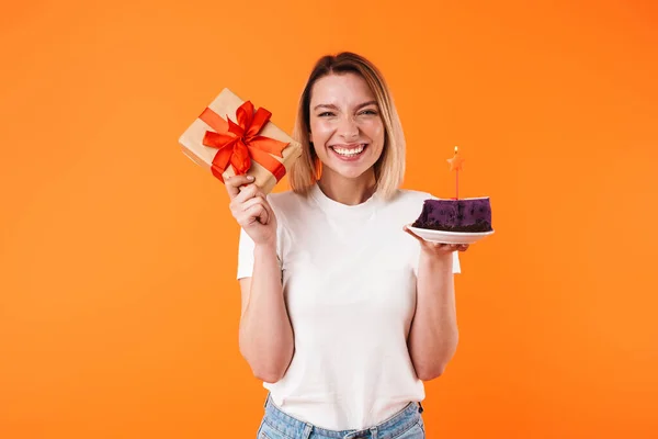 Retrato Encantadora Joven Rubia Alegre Con Ropa Casual Pie Aislado —  Fotos de Stock