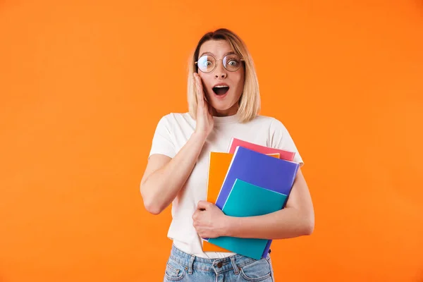 Portret Van Mooie Opgewonden Jonge Blonde Vrouw Dragen Casual Kleding — Stockfoto