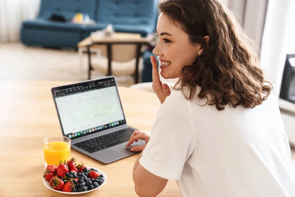 Foto Der Brünetten Lachenden Frau Mit Laptop Beim Frühstück Der — Stockfoto