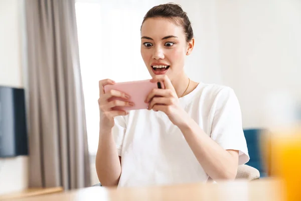 Foto Mujer Encantada Jugando Videojuego Teléfono Móvil Mientras Está Sentada — Foto de Stock