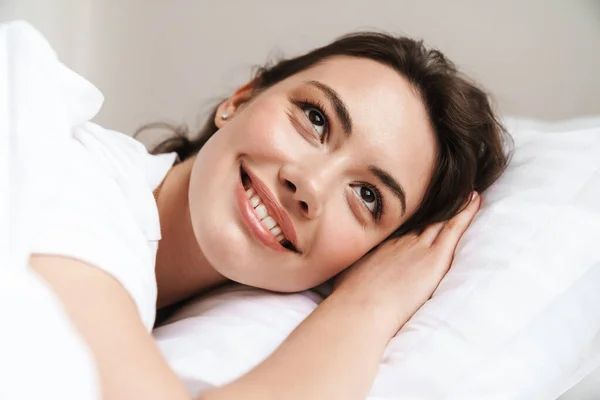 Photo Pretty Brunette Woman Basic Shirt Smiling While Lying Bed — Stock Photo, Image
