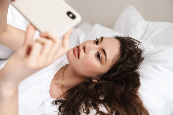 Foto Una Mujer Bastante Atractiva Tomando Selfie Teléfono Celular Mientras — Foto de Stock