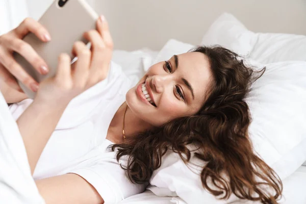 Фото Довольно Веселой Женщины Делающей Селфи Сотовому Телефону Лежащей Кровати — стоковое фото