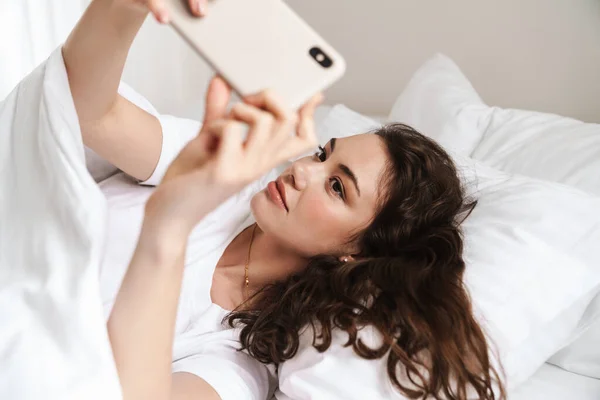 Foto Una Mujer Bastante Atractiva Tomando Selfie Teléfono Celular Mientras — Foto de Stock