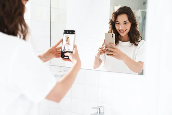 Zdjęcie Wesołej Pięknej Kobiety Uśmiechającej Się Robiącej Selfie Komórce Patrząc — Zdjęcie stockowe