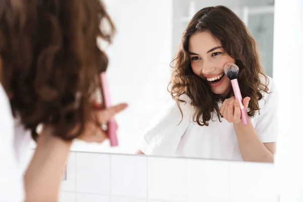 Foto Mulher Agradável Feliz Rindo Usando Escova Enquanto Olha Para — Fotografia de Stock