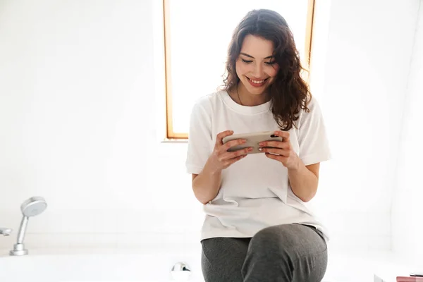 Foto Mujer Alegre Citar Sonriendo Jugando Videojuego Teléfono Celular Mientras — Foto de Stock