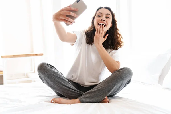 Afbeelding Van Vrolijk Mooi Aantrekkelijk Vrouw Nemen Selfie Mobiele Telefoon — Stockfoto