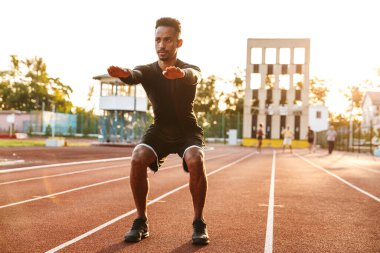 Esmer, Afro-Amerikan bir adamın spor sahasında spor yapması.