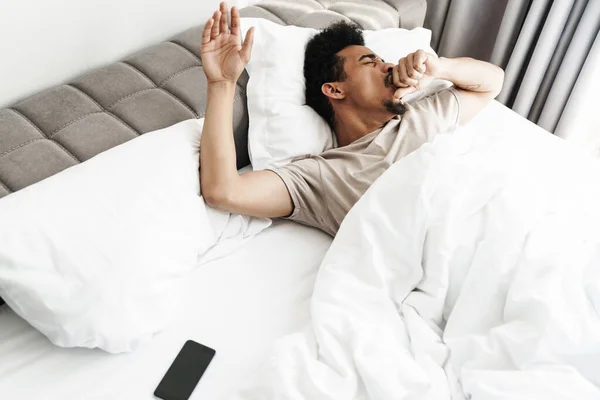 Foto Joven Afroamericano Con Bigote Bostezando Después Dormir Una Cama — Foto de Stock