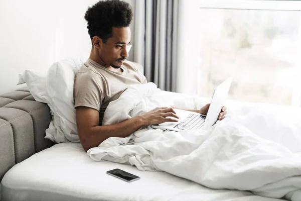 Foto Del Hombre Afroamericano Concentrado Que Trabaja Con Ordenador Portátil —  Fotos de Stock