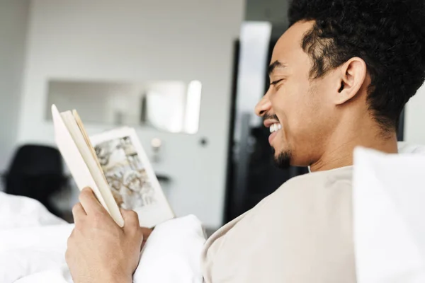 Foto Uomo Afroamericano Sorridente Con Baffi Che Legge Libro Mentre — Foto Stock