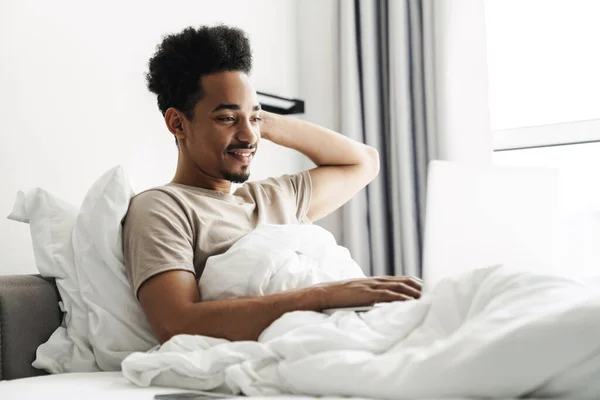 Foto Homem Afro Americano Rindo Trabalhando Com Laptop Enquanto Estava — Fotografia de Stock