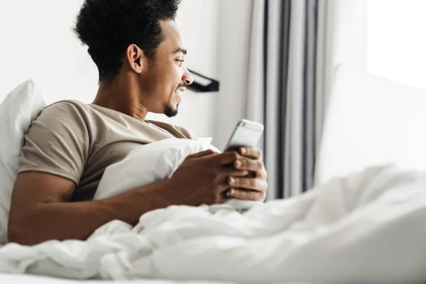 Foto Hombre Afroamericano Feliz Con Bigote Usando Teléfono Móvil Sonriendo —  Fotos de Stock