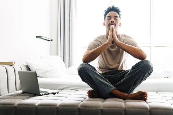 Foto Homem Americano Africano Calmo Com Bigode Meditando Enquanto Sentado — Fotografia de Stock