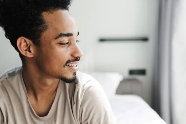 Foto Hombre Afroamericano Feliz Con Barba Sonriendo Después Dormir Cama — Foto de Stock