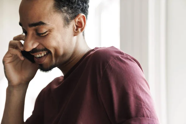 Neşe Dolu Afrikalı Amerikalı Adamın Evde Gülümseyen Konuşan Cep Telefonunun — Stok fotoğraf