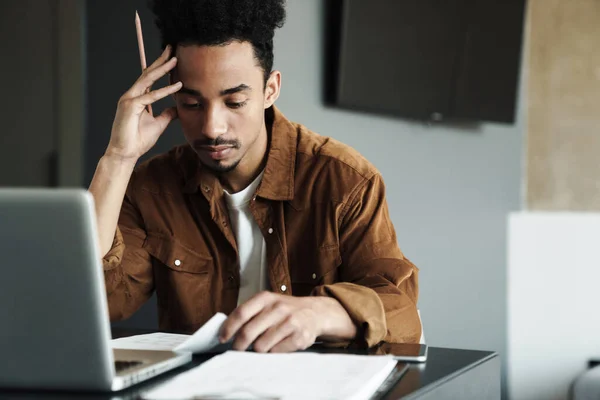 Foto Van Denken Afrikaans Amerikaanse Man Met Behulp Van Laptop — Stockfoto