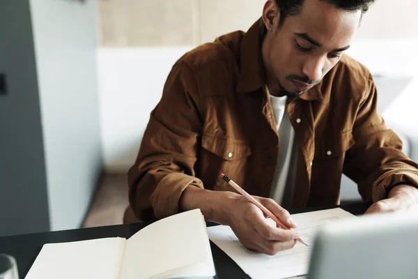 Foto Pensare Uomo Afro Americano Utilizzando Computer Portatile Mentre Lavora — Foto Stock