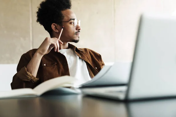 Foto Pensare Uomo Afro Americano Occhiali Vista Utilizzando Computer Portatile — Foto Stock