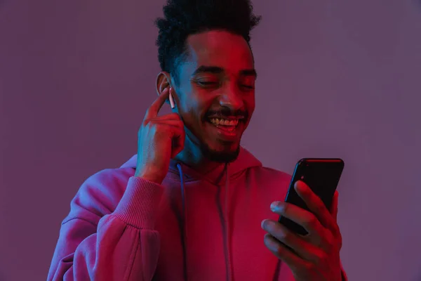 Портрет Приятного Африканского Американца Красочной Толстовке Разговаривающего Мобильному Телефону Наушником — стоковое фото