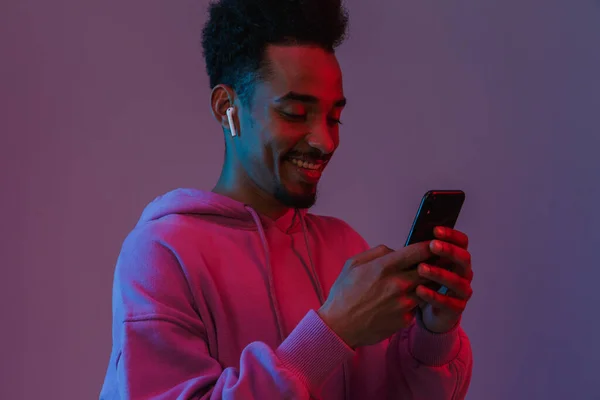 Porträtt Skäggig Afrikansk Amerikansk Man Färgglada Luvtröja Talar Mobiltelefon Med — Stockfoto