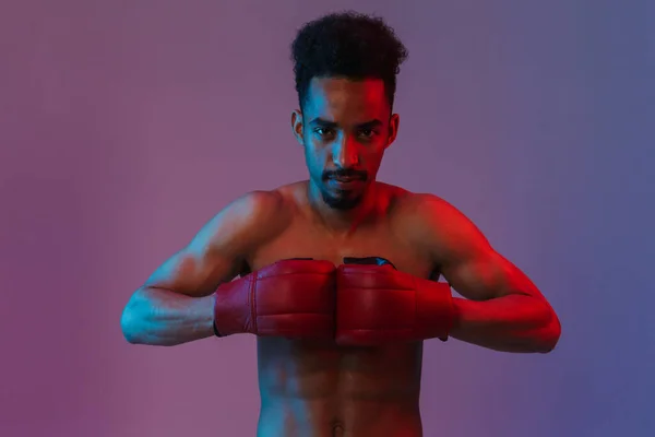 Porträt Eines Maskulinen Hemdlosen Afrikanisch Amerikanischen Sportlers Der Boxhandschuhen Isoliert — Stockfoto
