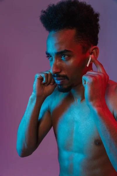 Retrato Del Hombre Afroamericano Sin Camisa Barbuda Posando Con Auricular — Foto de Stock