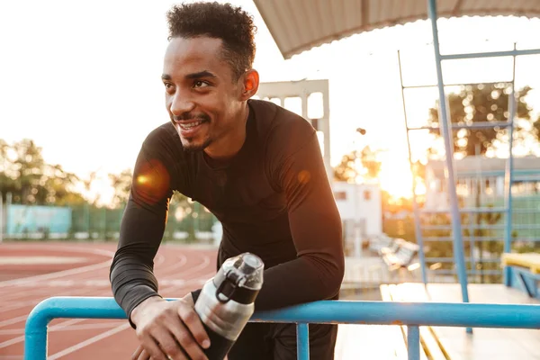 Gambar Pria Amerika Afrika Bahagia Dalam Pakaian Olahraga Memegang Botol — Stok Foto