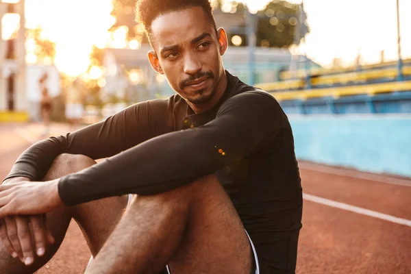 Imagen Del Hombre Afroamericano Enfocado Sentado Campo Deportes Mientras Hace — Foto de Stock