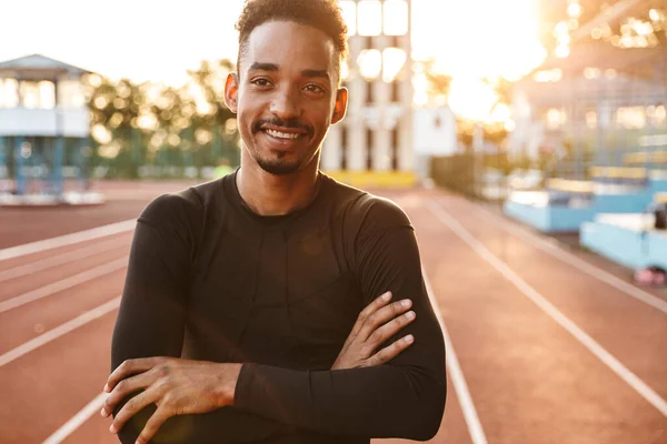 Gambar Pria Afrika Amerika Yang Tersenyum Berdiri Trek Lari Lapangan — Stok Foto