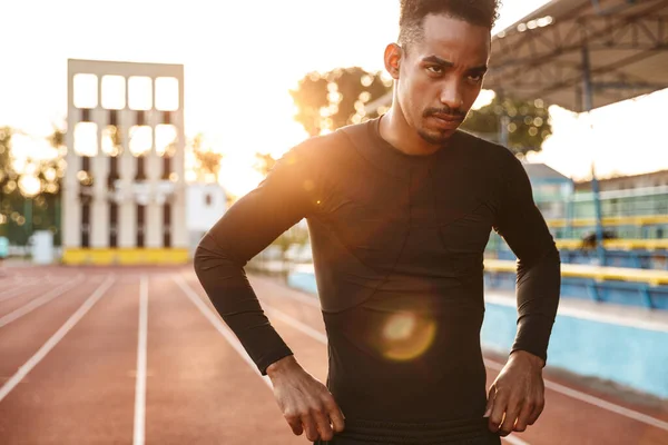 Immagine Serio Uomo Afroamericano Piedi Sulla Pista Corsa Terreno Sportivo — Foto Stock